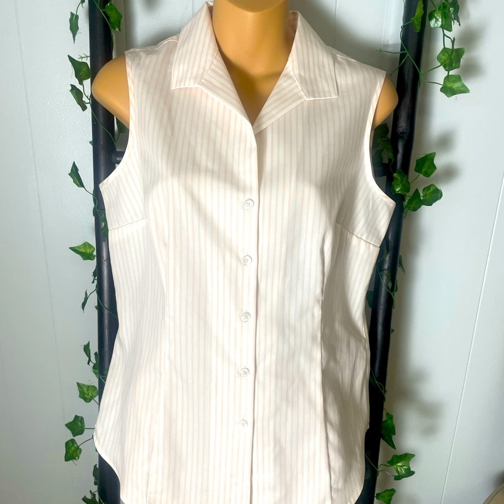 Sleeveless button up collared cream and blush colored Jones New York NWT top
